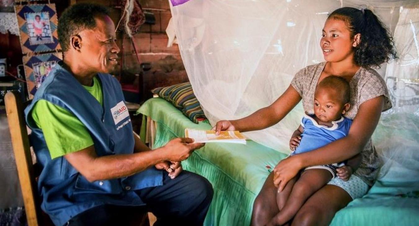 Community health volunteer makes a home visit. © Samy Rakotoniaina/Management Sciences for Health
